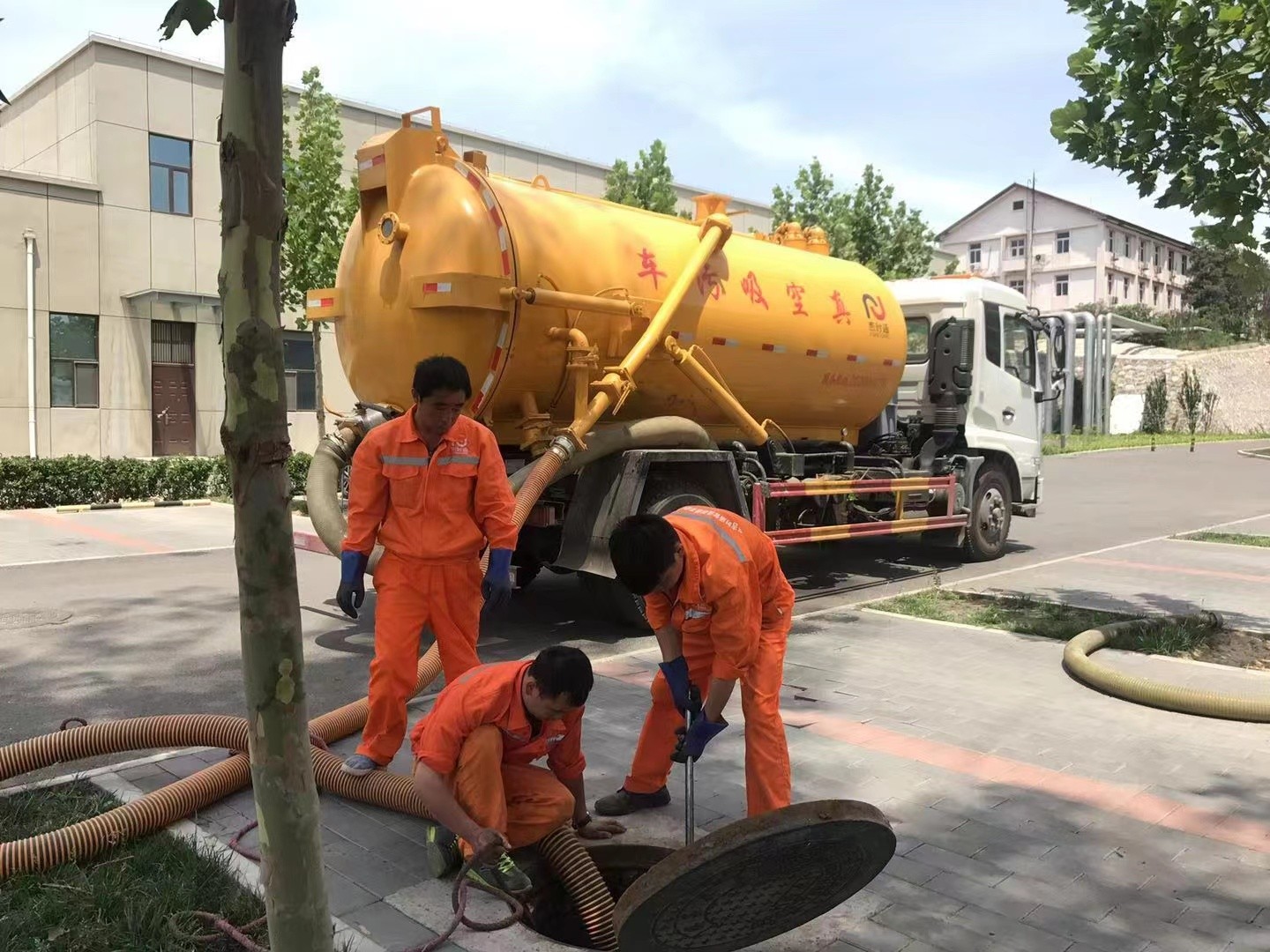 樟木头管道疏通车停在窨井附近