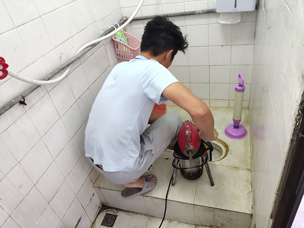樟木头管道堵塞冒臭气 专业师傅现场解决问题